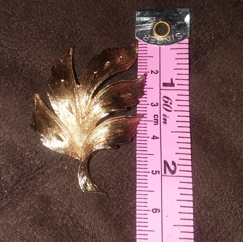 Gold Tone  Leaf Brooche - Picture 3 of 4